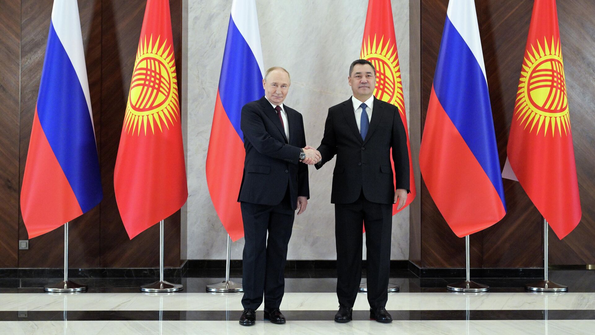 Президент РФ Владимир Путин и президент Киргизии Садыр Жапаров на церемонии совместного фотографирования в Бишкеке - РИА Новости, 1920, 27.11.2025