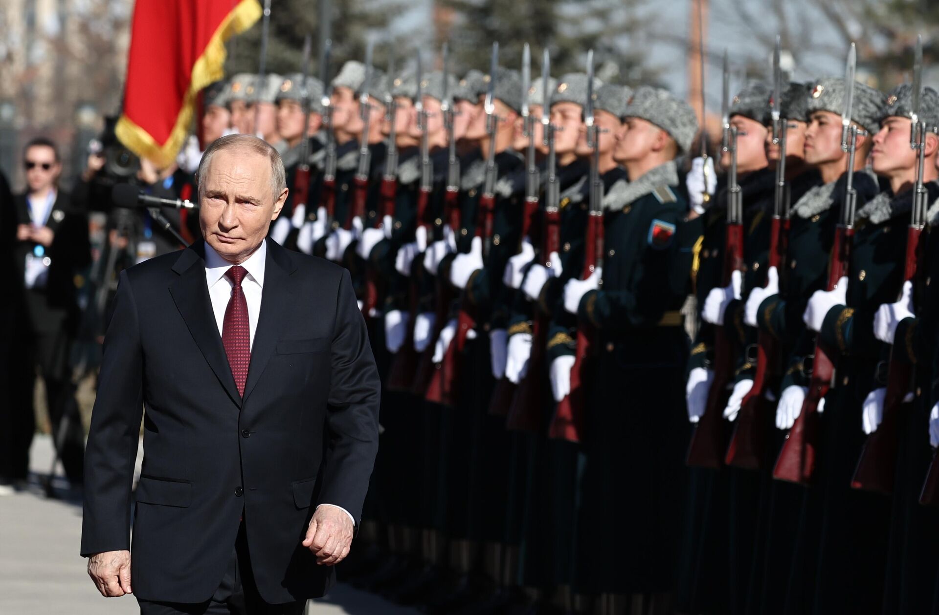 Президент РФ Владимир Путин на церемонии официальной встречи президентом Киргизии Садыром Жапаровым в правительственной резиденции Ынтымак Ордо в Бишкеке