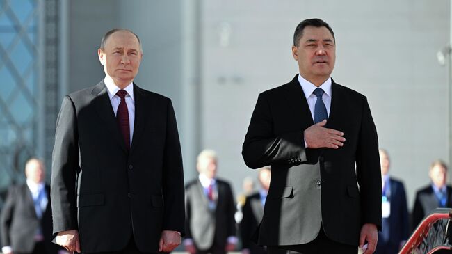 Церемония официальной встречи президента России Владимира Путина и президента Киргизии Садыра Жапарова у Дворца единства в Бишкеке