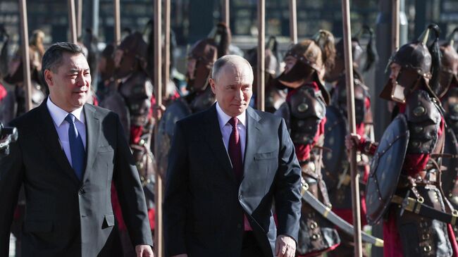 Президент РФ Владимир Путин и президент Киргизии Садыр Жапаров на церемонии официальной встречи в правительственной резиденции Ынтымак Ордо в Бишкеке