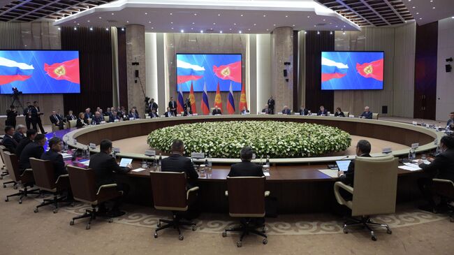 Президент РФ Владимир Путин во время российско-киргизских переговоров в Бишкеке