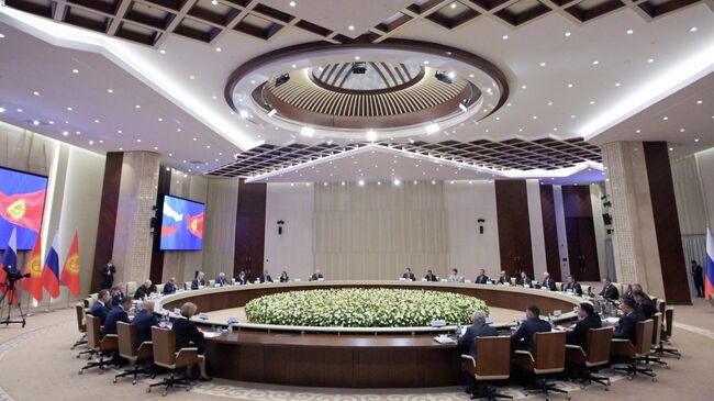 Президент РФ Владимир Путин во время российско-киргизских переговоров в Бишкеке
© РИА Новости/Алексей Никольский