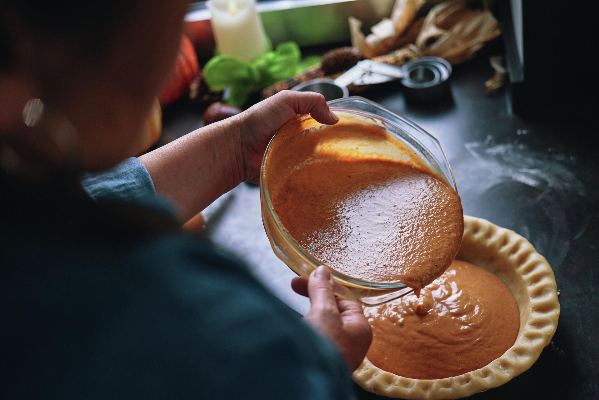 Женщина заливает тыквенный пирог в форму Женщина заливает тыквенный пирог в форму - РИА Новости, 1920, 26.11.2025