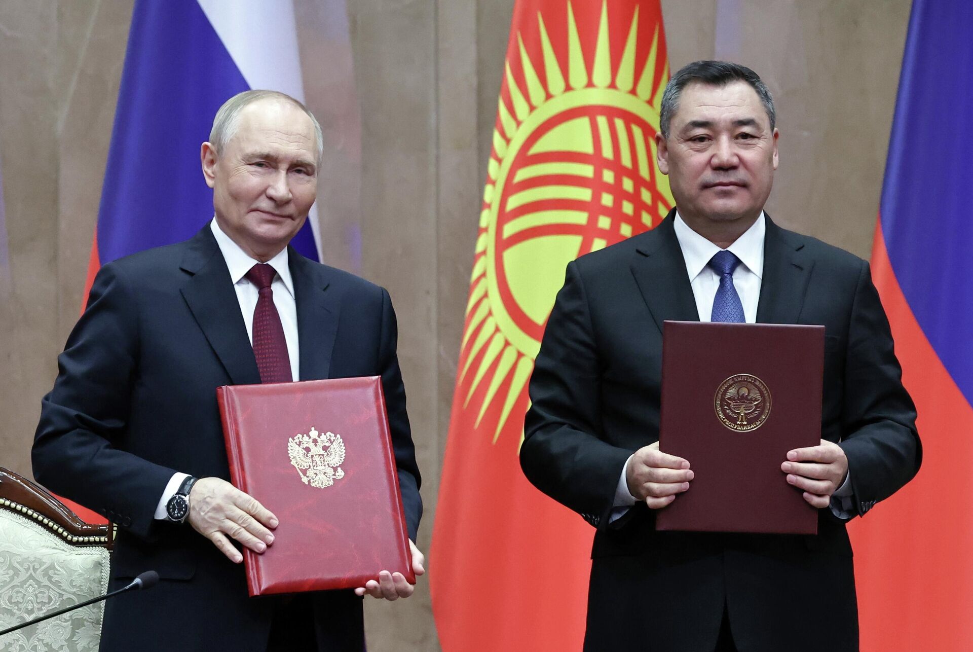 Президент РФ Владимир Путин и президент Киргизии Садыр Жапаров на церемонии обмена подписанными документами и совместного заявления для прессы в Бишкеке