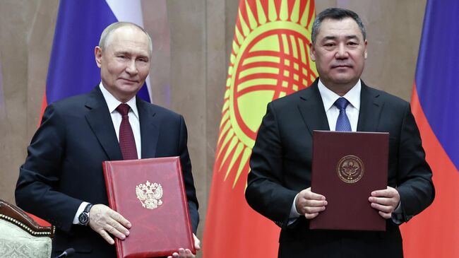 Президент РФ Владимир Путин и президент Киргизии Садыр Жапаров на церемонии обмена подписанными документами и совместного заявления для прессы в Бишкеке
