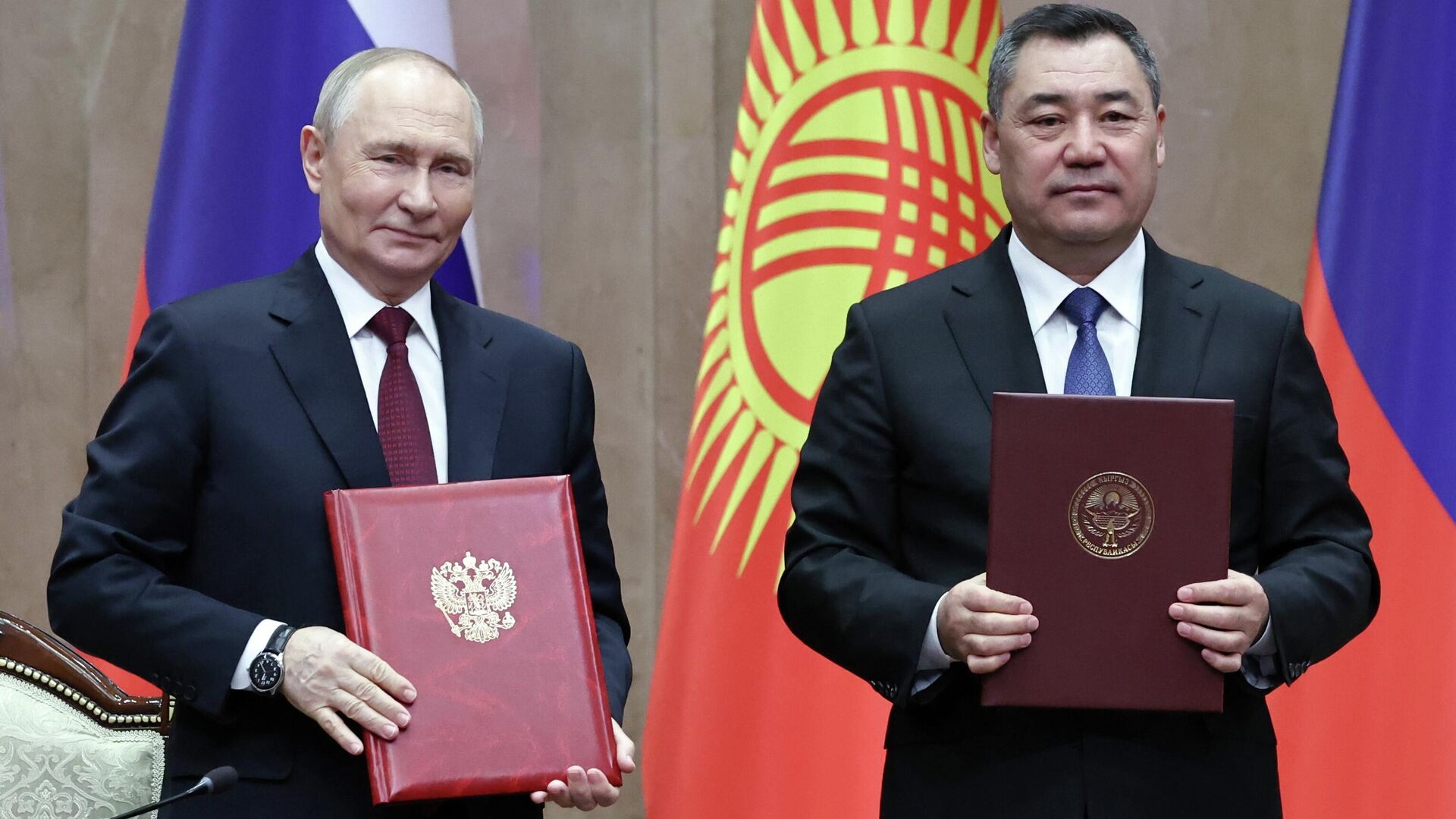 Президент РФ Владимир Путин и президент Киргизии Садыр Жапаров на церемонии обмена подписанными документами и совместного заявления для прессы в Бишкеке - РИА Новости, 1920, 26.11.2025