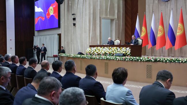 Владимир Путин и Садыр Жапаров на церемонии обмена подписанными документами и совместного заявления для прессы в Бишкеке