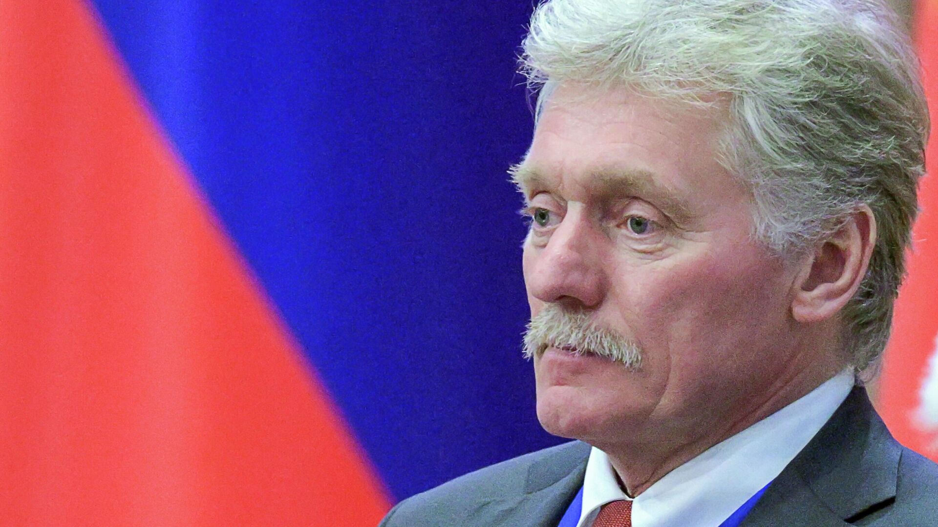 Пресс-секретарь президента РФ Дмитрий Песков во время российско-киргизских переговоров в Бишкеке Пресс-секретарь президента РФ Дмитрий Песков во время российско-киргизских переговоров в Бишкеке - РИА Новости, 1920, 28.11.2025