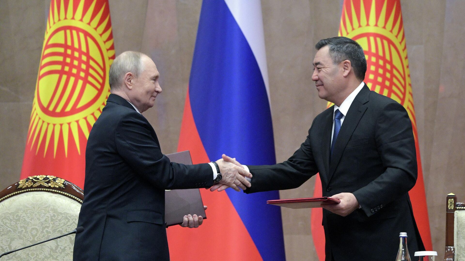 Президент РФ Владимир Путин и президент Киргизии Садыр Жапаров на церемонии обмена подписанными документами в Бишкеке - РИА Новости, 1920, 27.11.2025