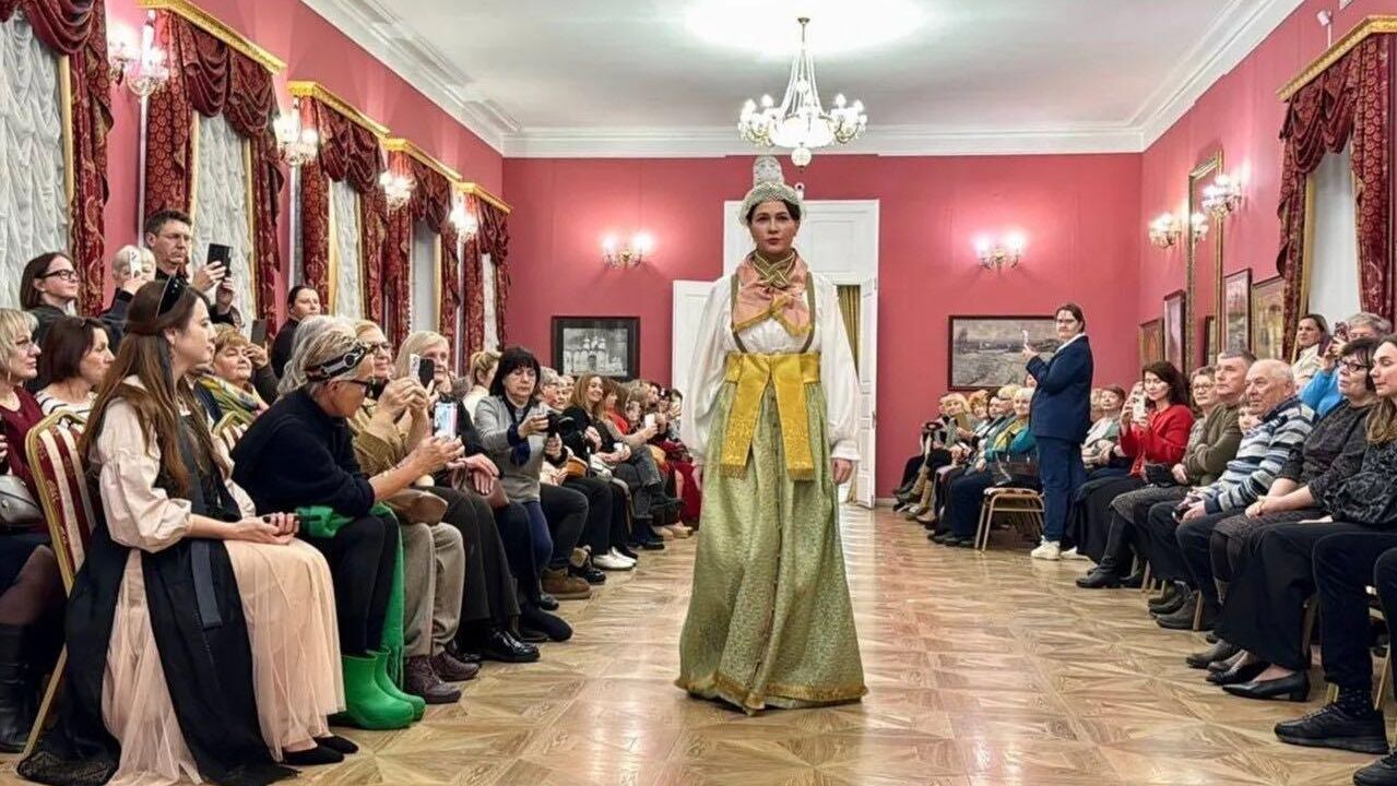 Реконструкцию нарядов тверских щеголих XIX века представили в Торжке - РИА Новости, 1920, 26.11.2025