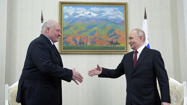 Президент РФ Владимир Путин и президент Белоруссии Алксандр Лукашенко во время встречи в Бишкеке