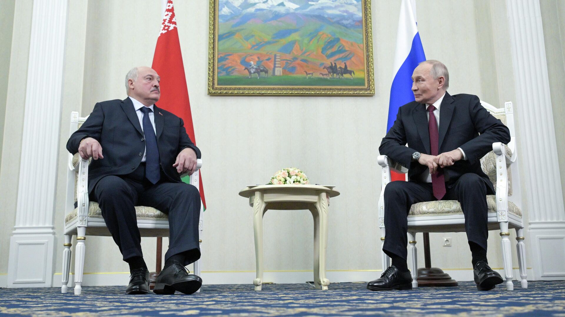 Президент РФ Владимир Путин и президент Белоруссии Александр Лукашенко во время встречи в Бишкеке - РИА Новости, 1920, 26.11.2025