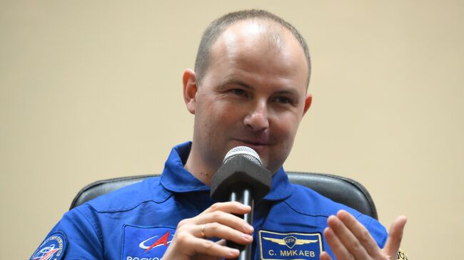Космонавт Роскосмоса Сергей Микаев во время пресс-конференции на космодроме Байконур в Казахстане