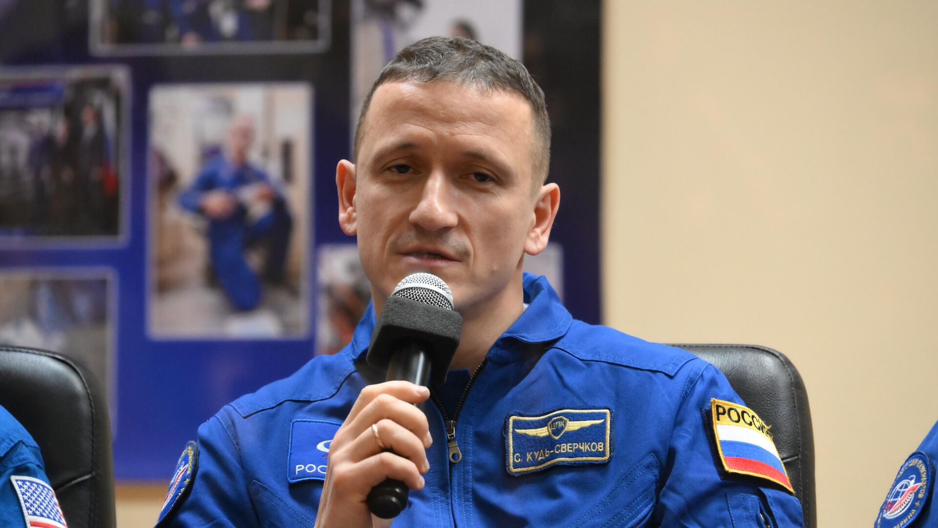 Космонавт Роскосмоса Сергей Кудь-Сверчков во время пресс-конференции на космодроме Байконур Космонавт Роскосмоса Сергей Кудь-Сверчков во время пресс-конференции на космодроме Байконур - РИА Новости, 1920, 26.11.2025