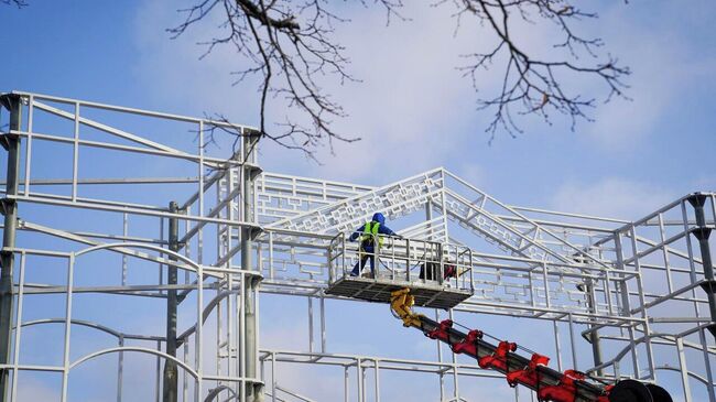 На Пушкинской площади и в Новопушкинском сквере установили симметричные светящиеся арки