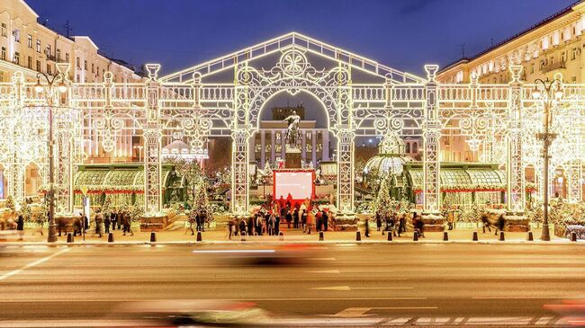 На Тверской площади завершается монтаж самой длинной новогодней арки в Москве