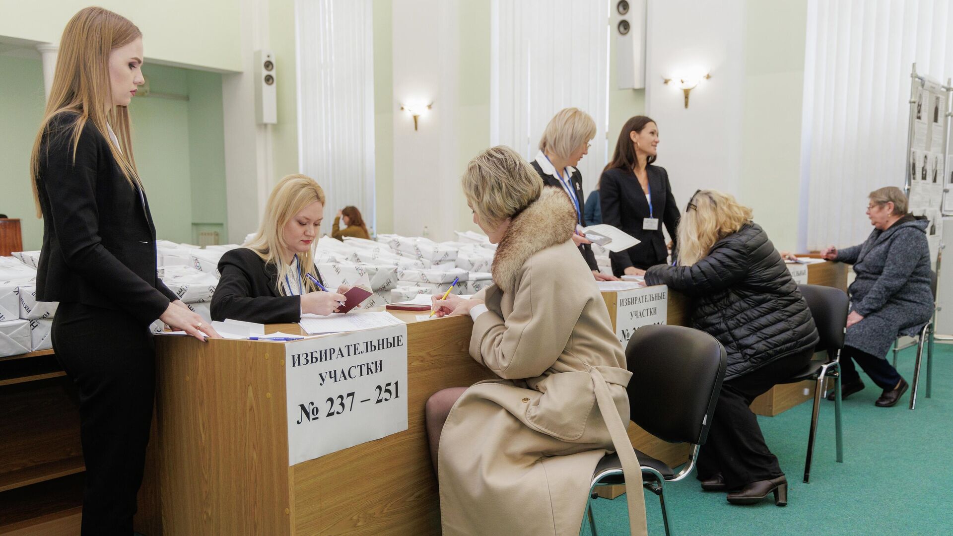 Граждане во время досрочного голосования на выборах депутатов в Тирасполе Граждане во время досрочного голосования на выборах депутатов в Тирасполе - РИА Новости, 1920, 27.11.2025