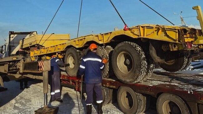Трал для перевозки тяжелой техники отправили из Иркутска в зону СВО