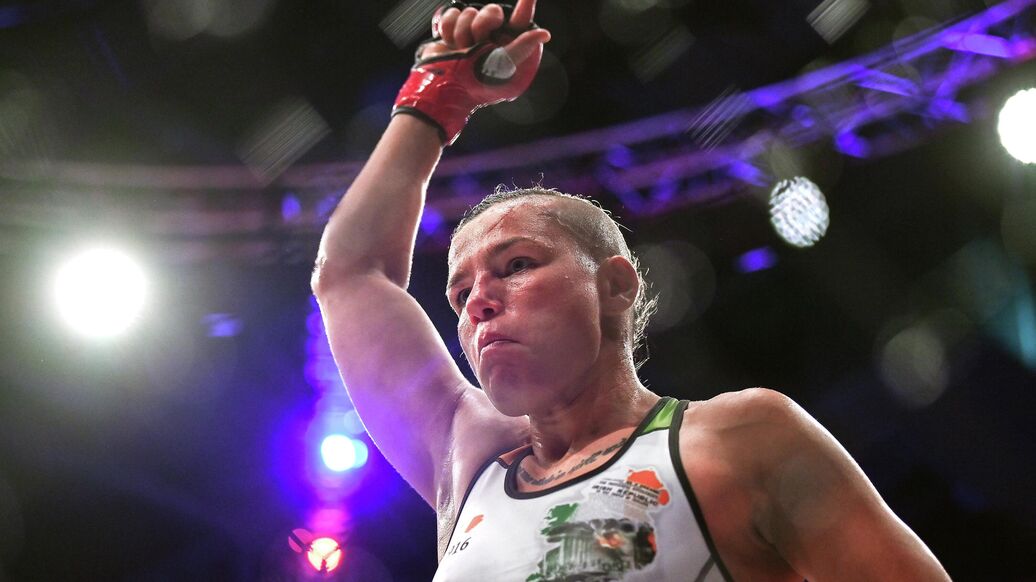 Девушка-боец ММА из Ирландии устроила драку с полицейскими в самолете