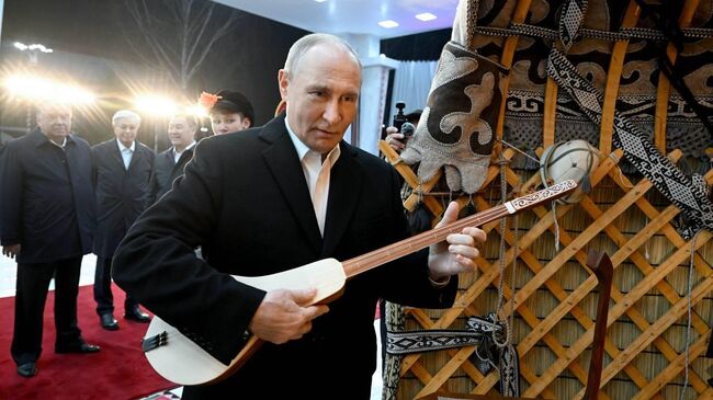 Владимир Путин в Бишкеке сыграл на киргизском национальном музыкальном инструменте — комузе