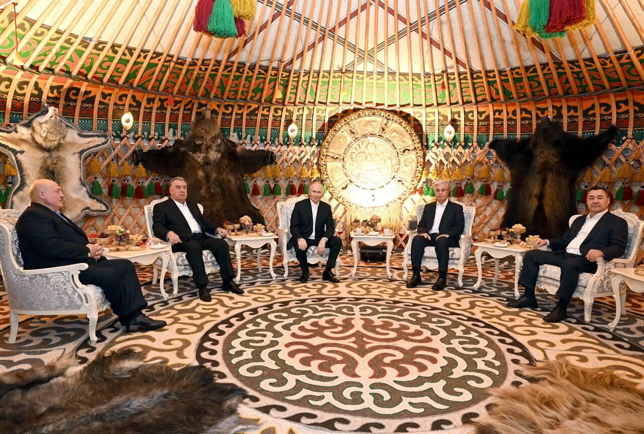 Встреча лидеров стран ОДКБ в юрте перед неформальным ужином