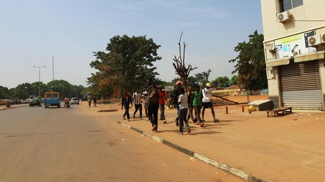 Люди на улице в Бисау, Гвинея-Бисау