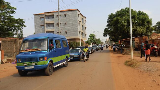 Автомобили едут по улице Бисау, Гвинея-Бисау