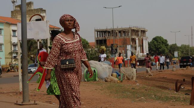 Люди на улице в Бисау, Гвинея-Бисау. 26 ноября 2025