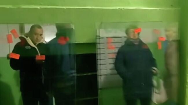 Установку стекол в окна, разбитые при атаке беспилотников в двух домах, начали в Чебоксарах. Кадр видео