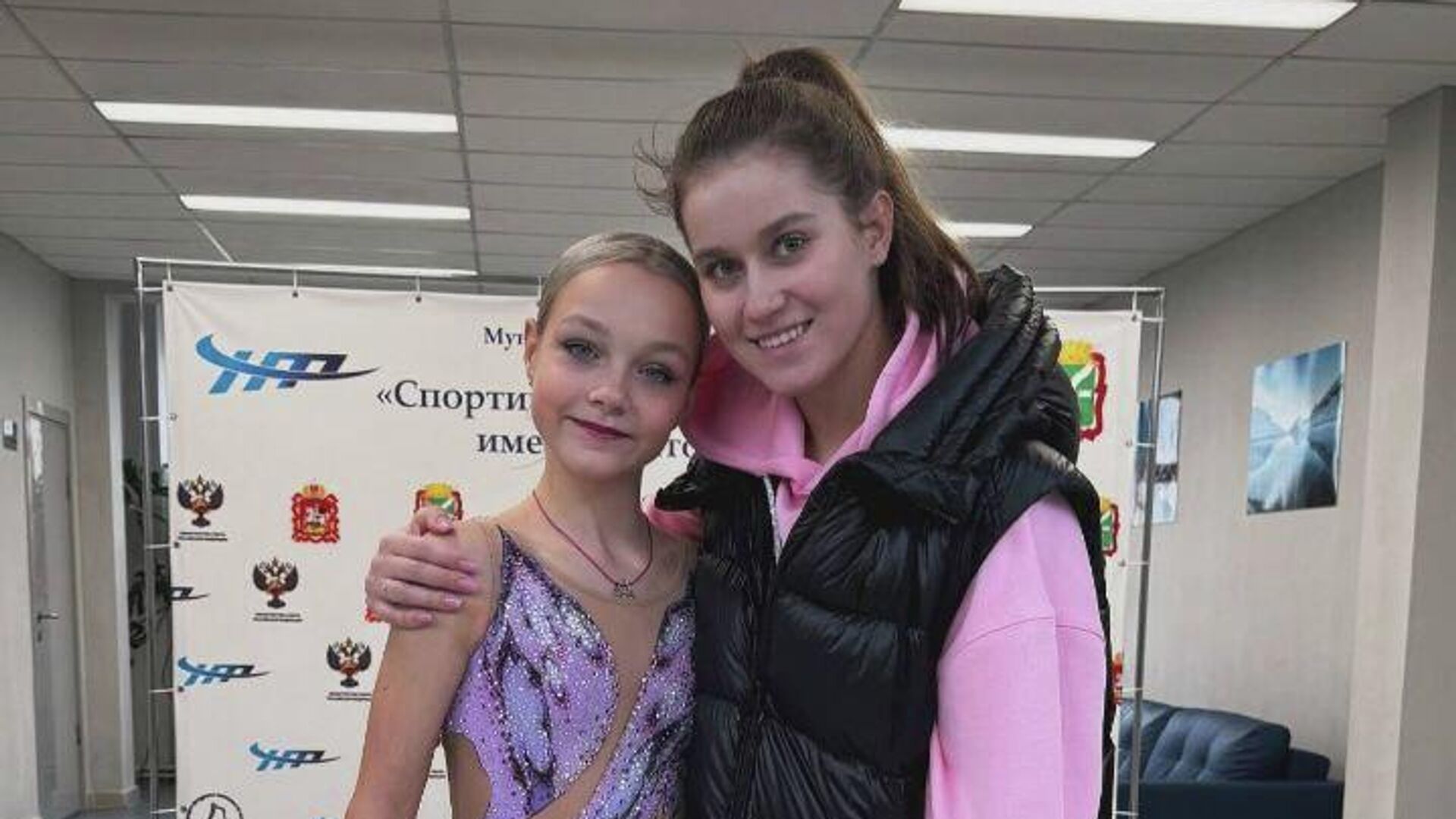 Фигуристка Елена Костылева (слева) и тренер Екатерина Митрофанова Фигуристка Елена Костылева (слева) и тренер Екатерина Митрофанова - РИА Новости, 1920, 26.11.2025