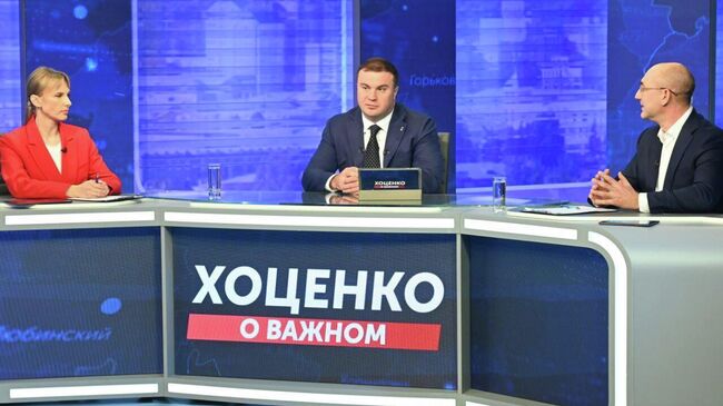 Губернатор Омской области Виталий Хоценко во время прямого эфира в программе Хоценко о важном