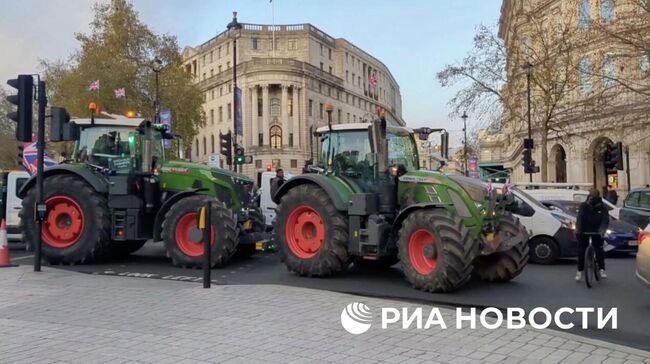 Протестующие фермеры привезли десятки тракторов в центр Лондона