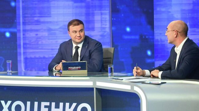 Губернатор Омской области Виталий Хоценко во время прямого эфира в программе Хоценко о важном