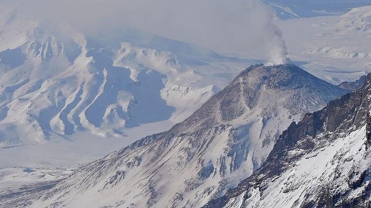 Вулкан Безымянный на Камчатке. 27 ноября 2025 - РИА Новости, 1920, 26.11.2025