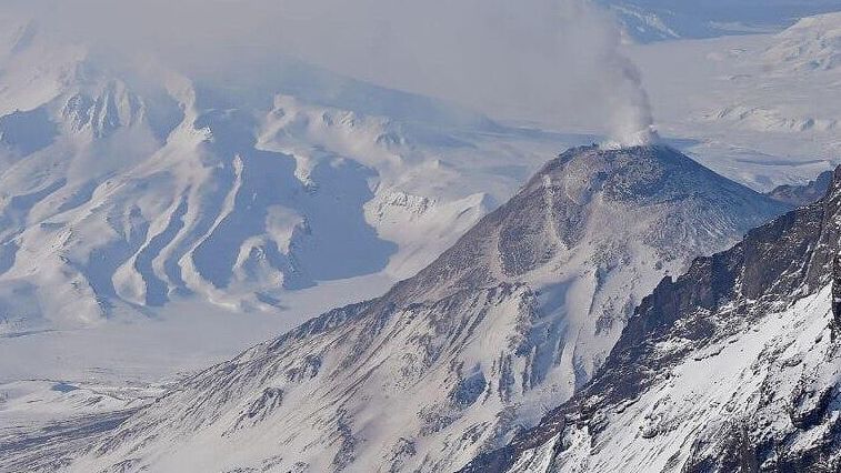 Вулкан Безымянный на Камчатке. 27 ноября 2025 - РИА Новости, 1920, 26.11.2025