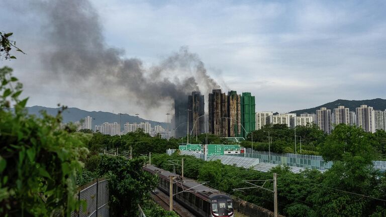 Тушение пожара, вспыхнувшего в жилом комплексе Ван Фук Корт в Гонконге