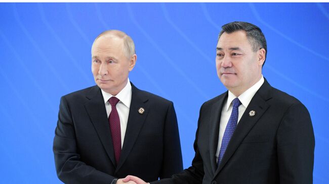 Президент РФ Владимир Путин и президент Киргизии Садыр Жапаров на церемонии приветствия глав государств-членов ОДКБ в Бишкеке