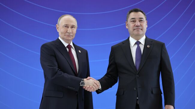 Президент РФ Владимир Путин и президент Киргизии Садыр Жапаров на церемонии приветствия глав государств-членов ОДКБ в Бишкеке