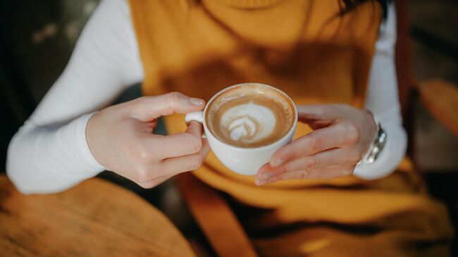 Девушка с чашкой капучино 