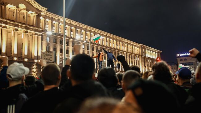 Протест на фоне принятия закона о бюджете в Софии, Болгария. 26 ноября 2025