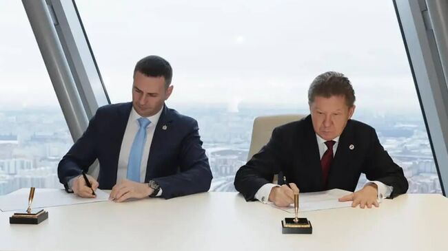 Губернатор Хабаровского края Дмитрий Демешин и председатель правления компании Газпром Алексей Миллер во время подписания программы  газоснабжения и газификации Хабаровского края