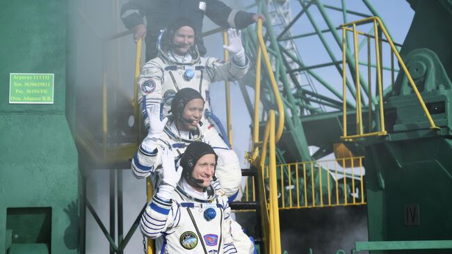 Члены основного экипажа космонавты Роскосмоса Сергей Микаев и Сергей Кудь-Сверчков и астронавт NASA Кристофер Уильямс перед запуском ракеты-носителя Союз-2.1а