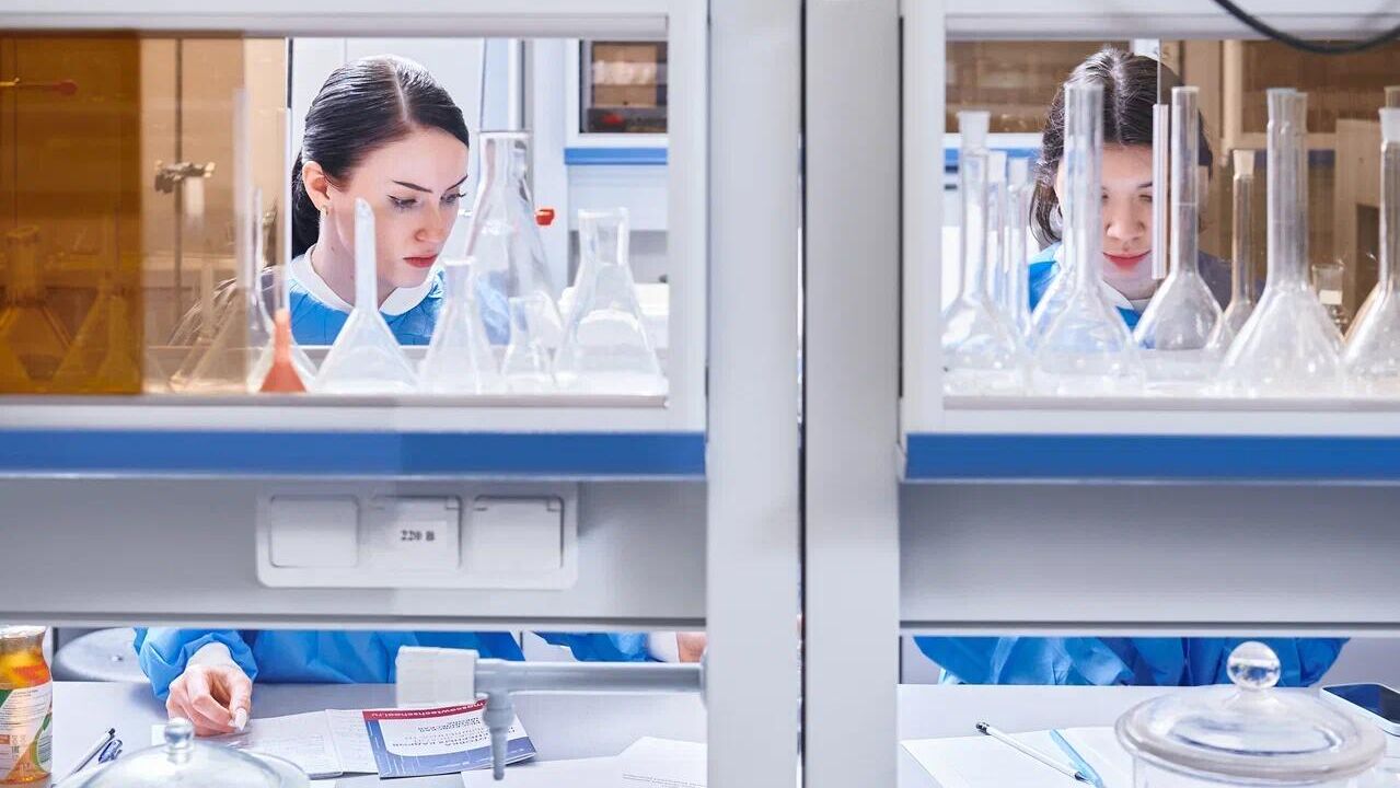 Предприятия Москвы развивают отраслевое сотрудничество с вузами  - РИА Новости, 1920, 27.11.2025