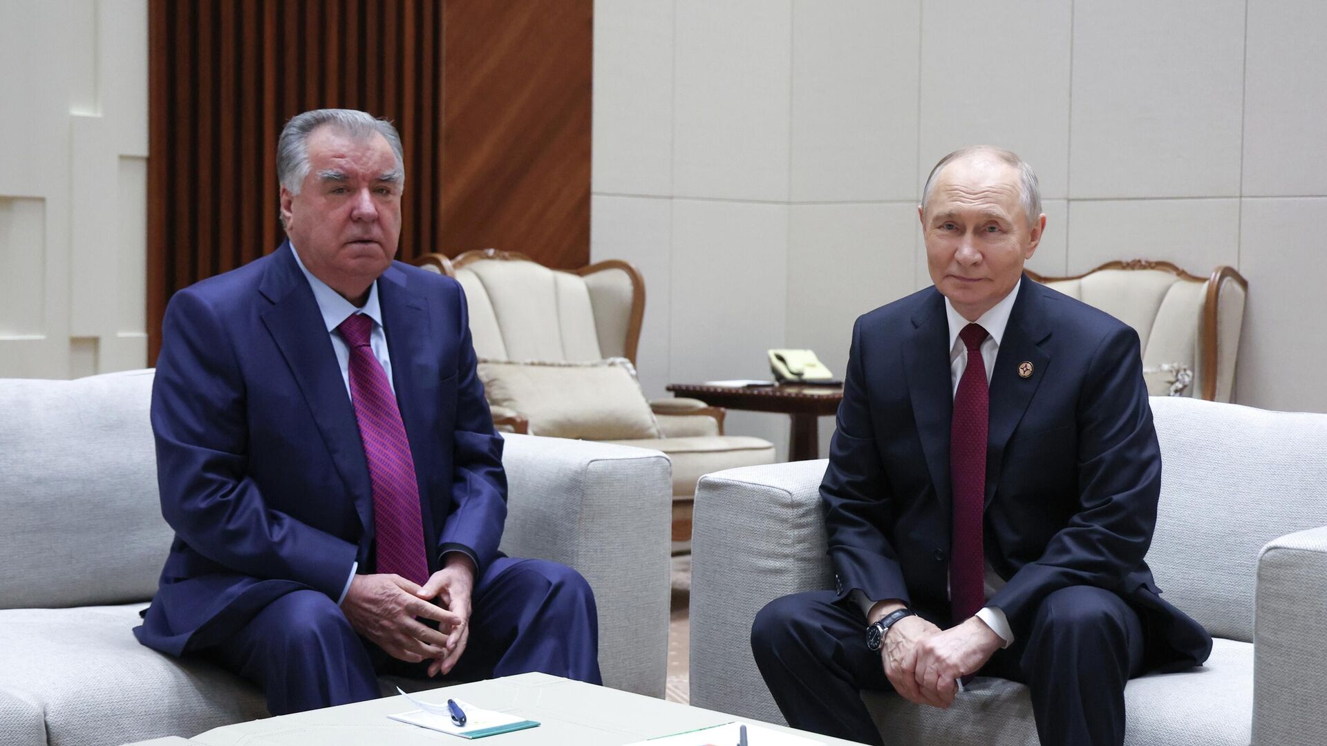 Эмомали Рахмон и Владимир Путин во время встречи на полях саммита ОДКБ в Бишкеке