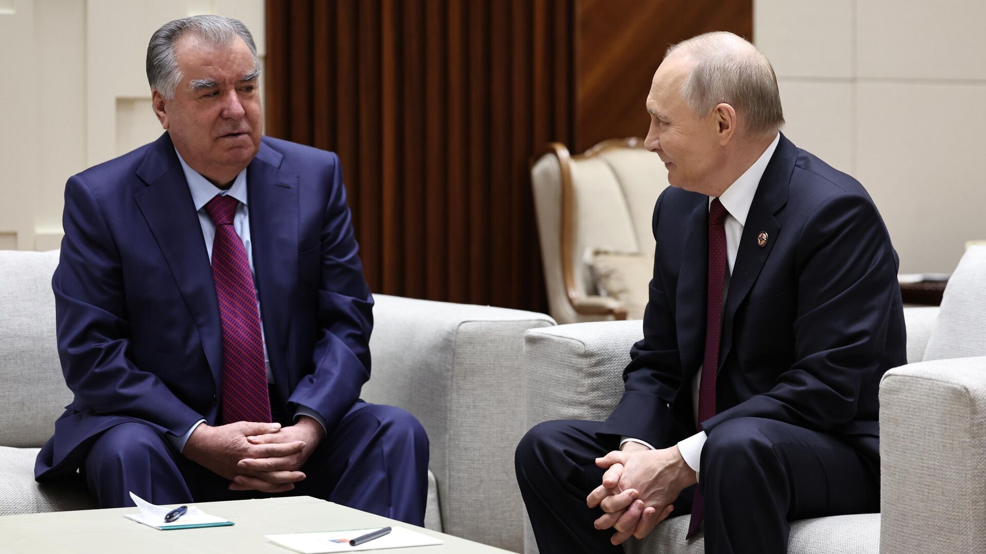 Президент РФ Владимир Путин и президент Таджикистана Эмомали Рахмон (слева) во время встречи на полях саммита ОДКБ в Бишкеке. 27 ноября 2025 - РИА Новости, 1920, 27.11.2025