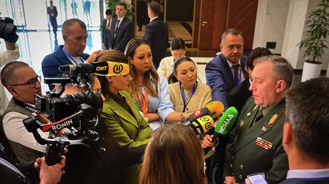 Министр обороны Беларуси генерал-лейтенант Виктор Хренин общается с журналистами на полях саммита ОДКБ. 27 ноября 2025