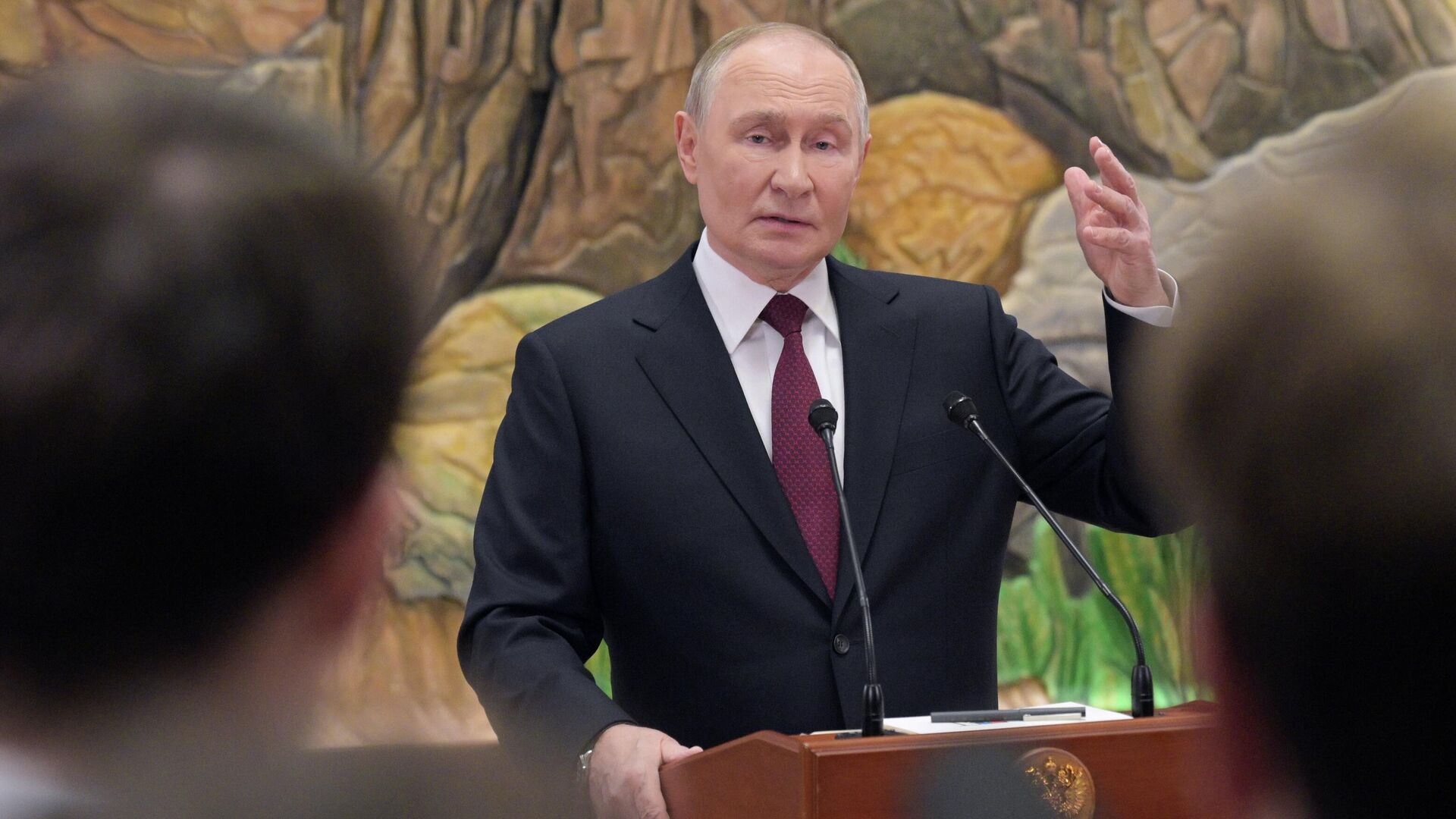 Президент РФ Владимир Путин во время подхода к представителям российских СМИ - РИА Новости, 1920, 27.11.2025