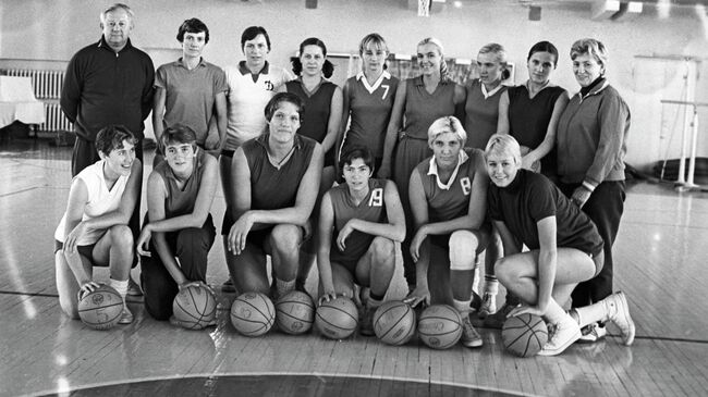 Людмила Базаревич (стоит вторая слева)