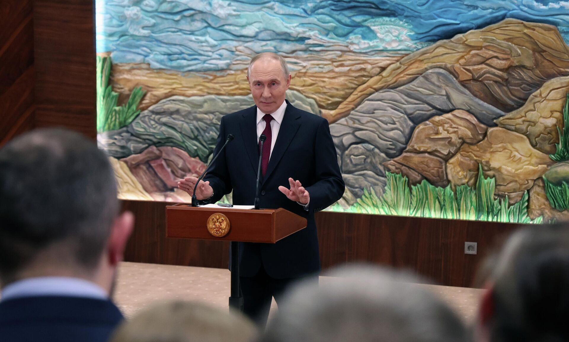 Президент РФ Владимир Путин во время подхода к представителям российских СМИ