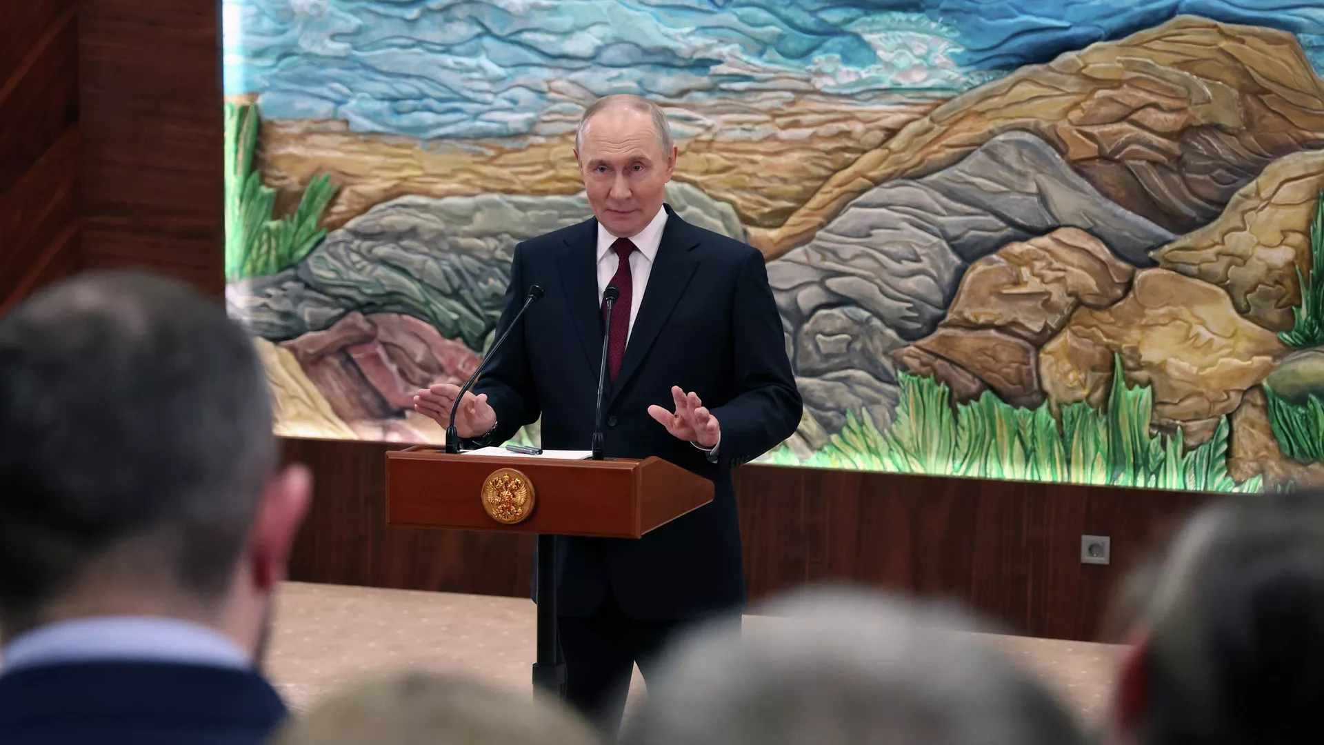 Президент РФ Владимир Путин во время подхода к представителям российских СМИ - РИА Новости, 1920, 27.11.2025